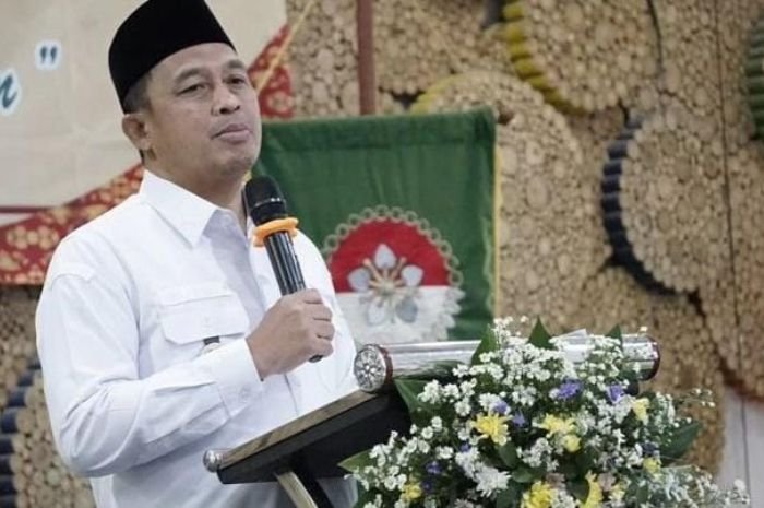 Hey Camkan Ini! Wakil Walikota Cilegon Sanuji Pentamarta Larang Warga Bermewah-mewahan Jelang Nataru 1 Hey Camkan Ini! Wakil Walikota Cilegon Sanuji Pentamarta Larang Warga Bermewah-mewahan Jelang Nataru
