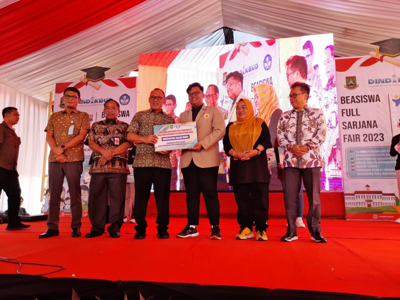 1.269 Pelajar di Kota Cilegon Dapat Beasiswa Full Sarjana, 5 Diantaranya Kuliah di Luar Negeri 6 1.269 Pelajar di Kota Cilegon Dapat Beasiswa Full Sarjana, 5 Diantaranya Kuliah di Luar Negeri