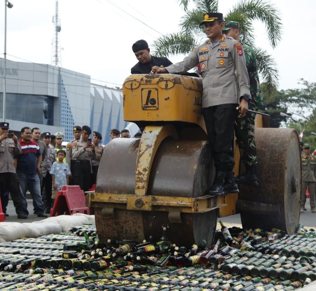 Banjir Air Minuman Beralkohol Setelah 1.012 Botol Miras Dimusnahkan 4 Banjir Air Minuman Beralkohol Setelah 1.012 Botol Miras Dimusnahkan