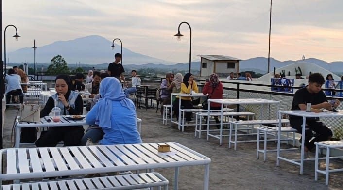 My Rooftop, Kafe Hits yang Miliki View Kota Serang dari Atas Serta Pemandangan Gunung Karang