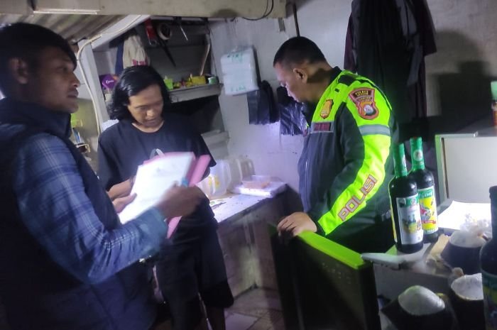 Belum Juga Terjual, 26 Botol Miras Kena Razia Polsek Cibeber Jelang Malam Tahun Baru 2 Belum Juga Terjual, 26 Botol Miras Kena Razia Polsek Cibeber Jelang Malam Tahun Baru