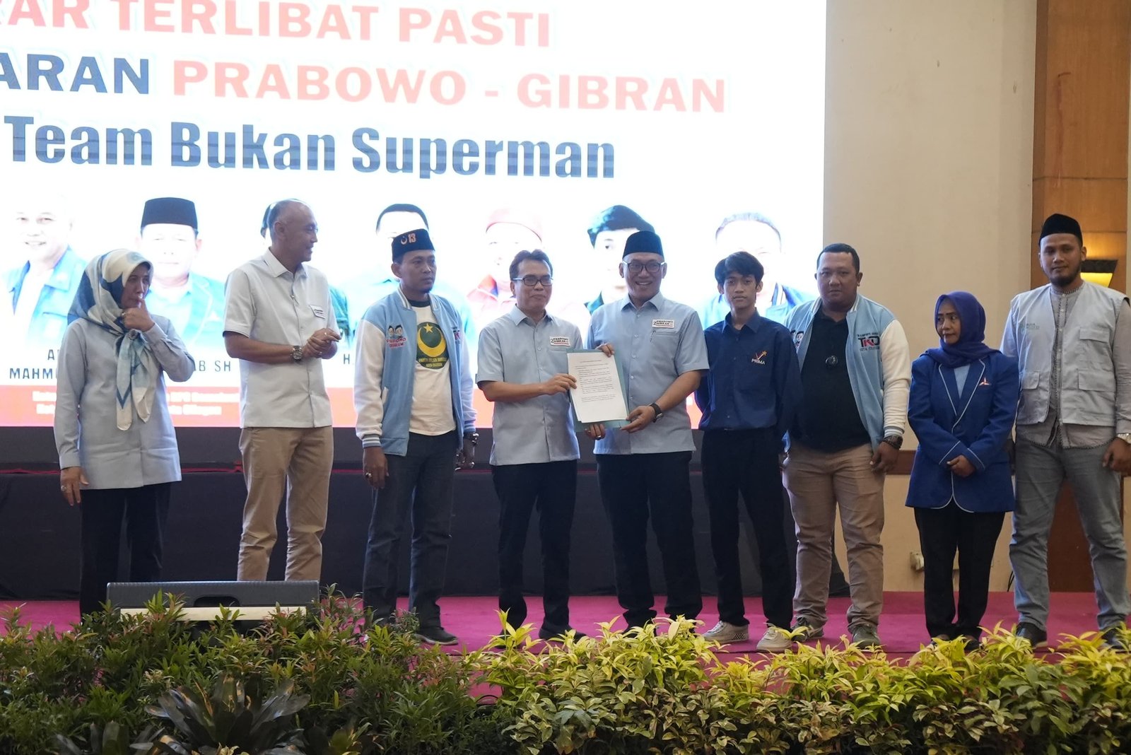 Sebut TKD Sebagai Super Team, Helldy Agustian Minta Caleg Pasang Poster Prabowo Gibran 1 Sebut TKD Sebagai Super Team, Helldy Agustian Minta Caleg Pasang Poster Prabowo Gibran