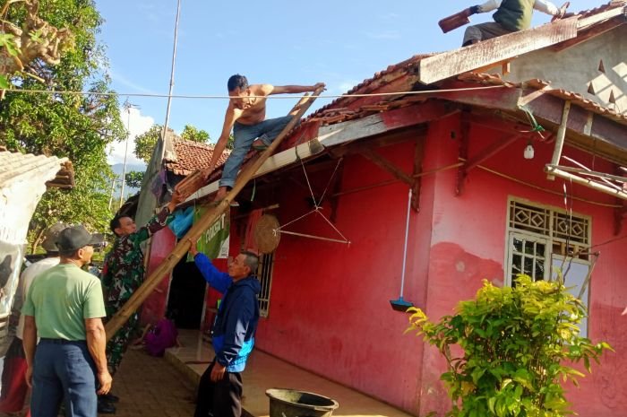 Angin Puting Beliung Serang Pandeglang, 86 Rumah Porak-poranda 10 Angin Puting Beliung Serang Pandeglang, 86 Rumah Porak-poranda