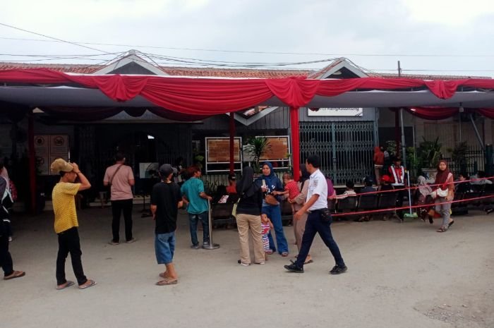 Kehabisan Tiket, Calon Penumpang di Stasiun Rangkasbitung Harus Kecewa dan Terpaksa Balik Kanan 4 Kehabisan Tiket, Calon Penumpang di Stasiun Rangkasbitung Harus Kecewa dan Terpaksa Balik Kanan