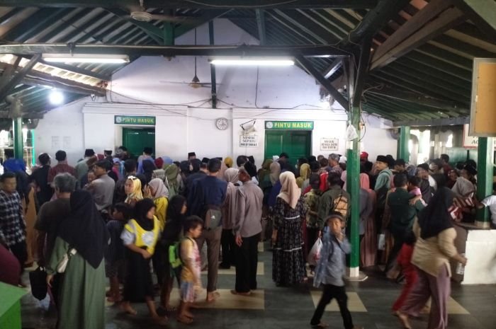 Tak Melulu ke Pantai, Banten Lama Juga Tak Kalah Dipadati Warga yang Manfaatkan Libur Tahun Baru
