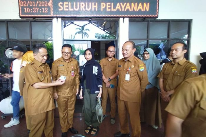 Hari Pertama Masuk Pasca Libur Tahun Baru, Pj Walikota Serang Cek Pembuatan e-KTP 1 Hari Pertama Masuk Pasca Libur Tahun Baru, Pj Walikota Serang Cek Pembuatan e-KTP