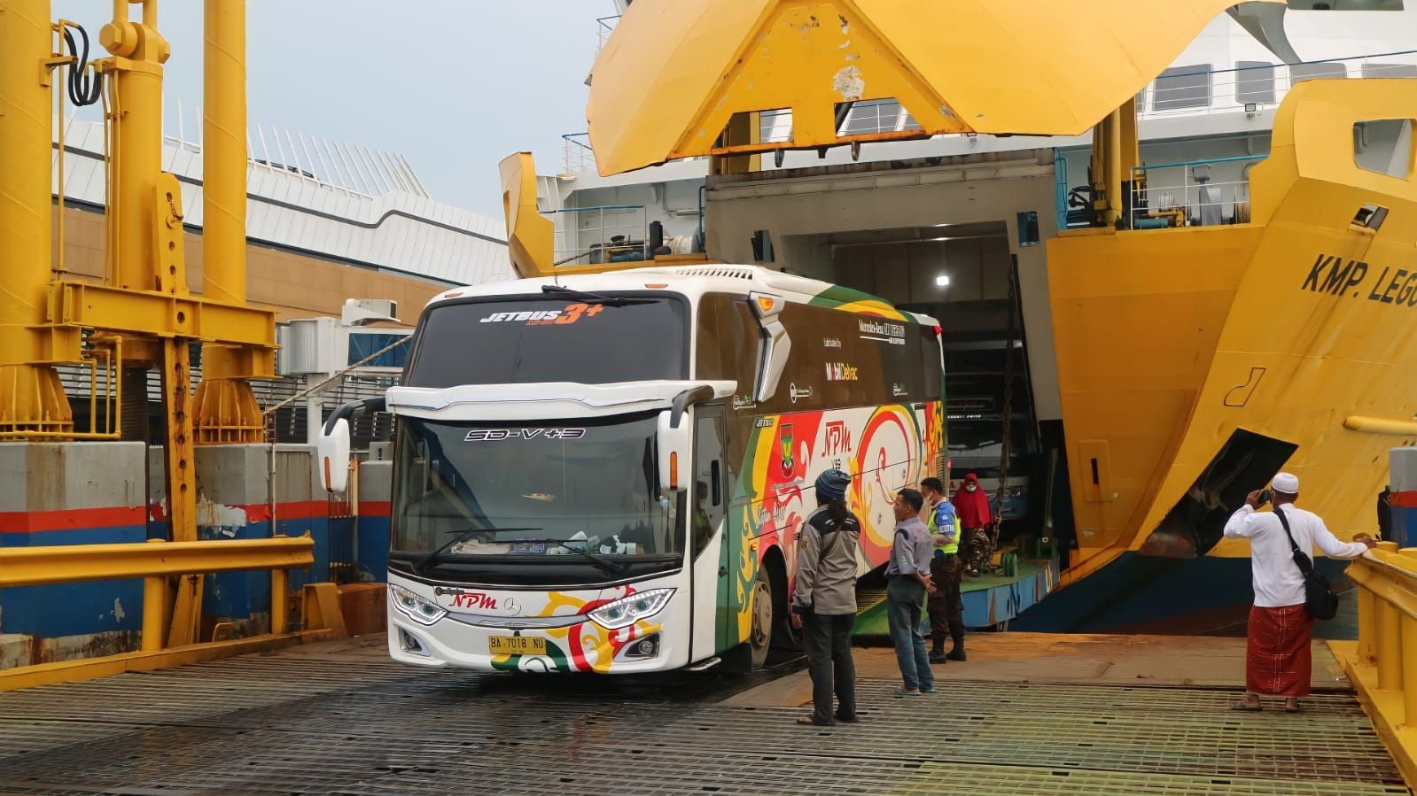 51.856 Orang Masuk ke Pulau Jawa Melalui Pelabuhan Merak Saat Puncak Arus Balik Tahun Baru 2024 9 51.856 Orang Masuk ke Pulau Jawa Melalui Pelabuhan Merak Saat Puncak Arus Balik Tahun Baru 2024