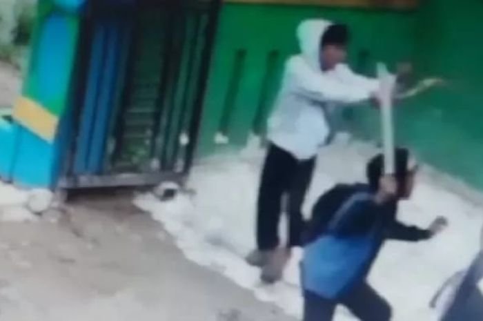 Polisi Masih Kejar Pelaku Penyerangan di SMPN 7 Rangkasbitung Pakai Sajam hingga Masuk Halaman Sekolah 3 Polisi Masih Kejar Pelaku Penyerangan di SMPN 7 Rangkasbitung Pakai Sajam hingga Masuk Halaman Sekolah