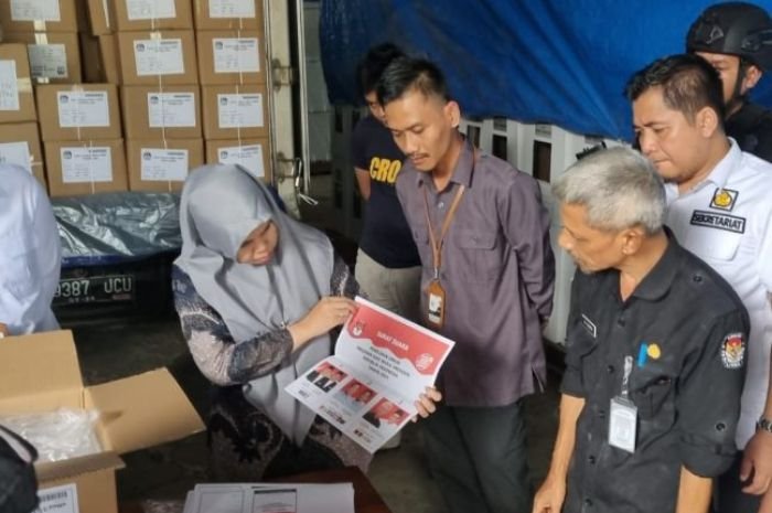 KPU Pandeglang Temukan 76 Surat Suara Rusak dari Robek, Tanpa Gambar hingga Bernoda 1 KPU Pandeglang Temukan 76 Surat Suara Rusak dari Robek, Tanpa Gambar hingga Bernoda