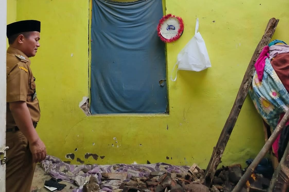 Rumah Ibu Saniah Ambruk, Camat Citangkil Kota Cilegon Gercep Carikan Solusi Bantuan 2 Rumah Ibu Saniah Ambruk, Camat Citangkil Kota Cilegon Gercep Carikan Solusi Bantuan