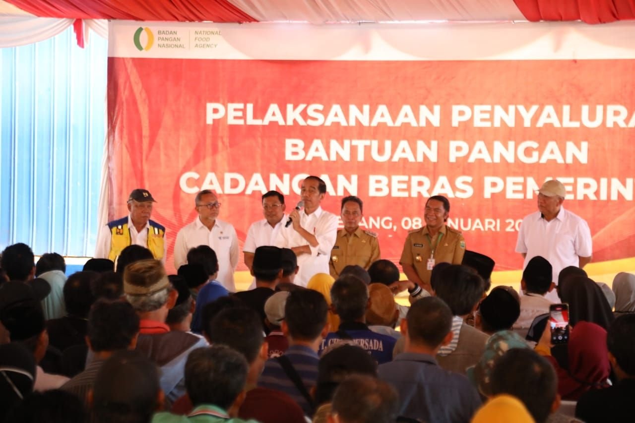 Warga Auto Gembira, Jokowi Salurkan Bantuan Pangan Cadangan Beras ke Kota Serang 7 Warga Auto Gembira, Jokowi Salurkan Bantuan Pangan Cadangan Beras ke Kota Serang