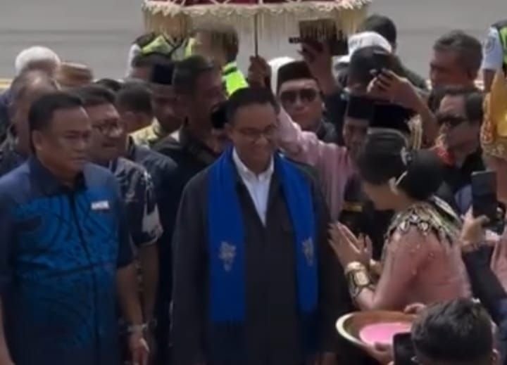 Pertama Kali ke Gorontalo, Anies Baswedan Disambut Upacara Adat Mopotilolo 2 Pertama Kali ke Gorontalo, Anies Baswedan Disambut Upacara Adat Mopotilolo