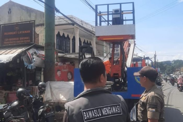 Terjunkan Crane, Bawaslu Kabupaten Pandeglang Sterilkan Jalur Protokol dari APK 10 Terjunkan Crane, Bawaslu Kabupaten Pandeglang Sterilkan Jalur Protokol dari APK