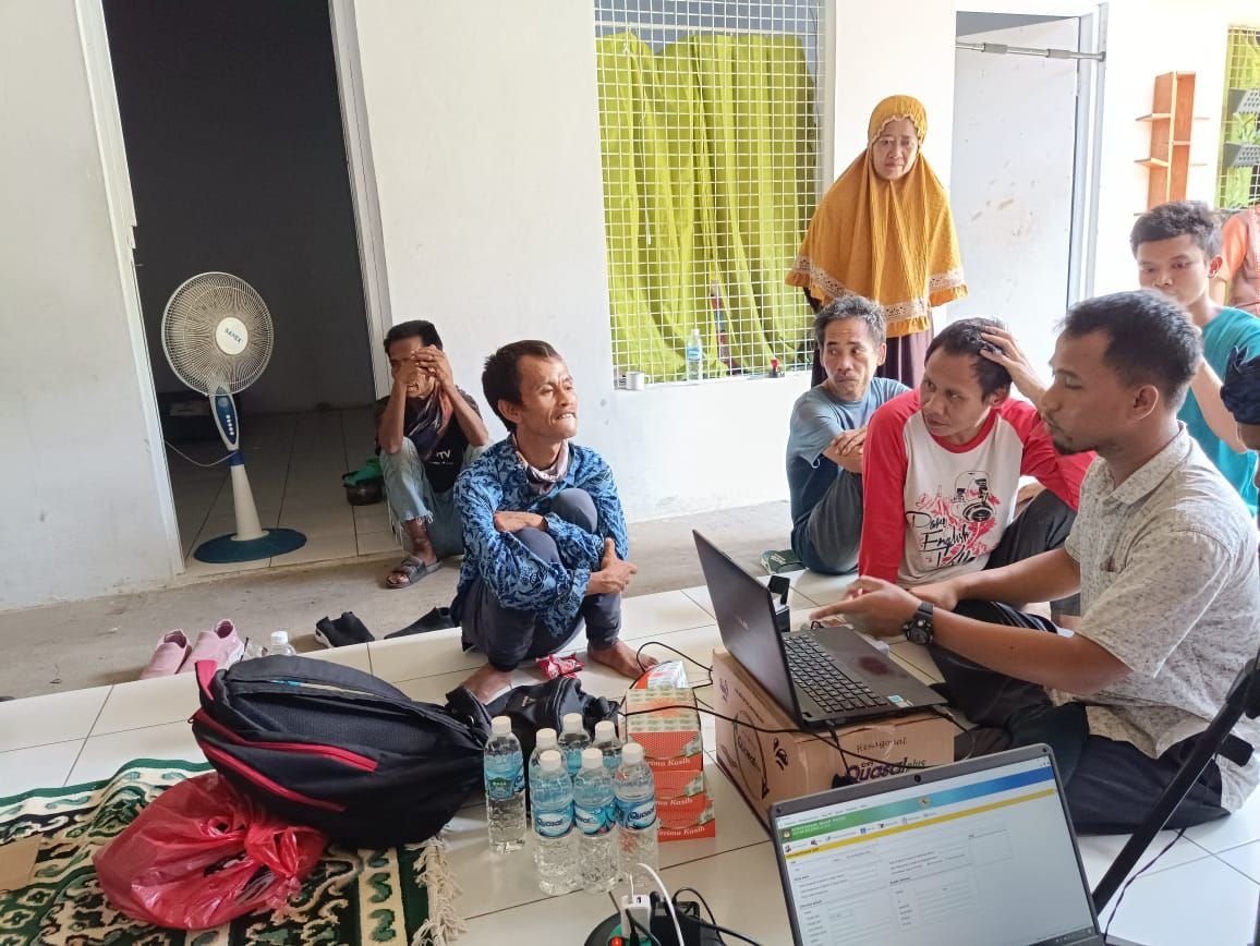 Disdukcapil Kabupaten Serang Telusuri Identitas Belasan ODGJ, Ada yang Terkonfirmasi dengan Keluarganya 7 Disdukcapil Kabupaten Serang Telusuri Identitas Belasan ODGJ, Ada yang Terkonfirmasi dengan Keluarganya