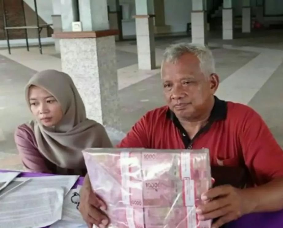 Bapak-bapak di Tasikmalaya Siap Bayar Rp250 Juta, Bagi Orang yang Bisa Mendamaikan Keluarganya 1 Bapak-bapak di Tasikmalaya Siap Bayar Rp250 Juta, Bagi Orang yang Bisa Mendamaikan Keluarganya