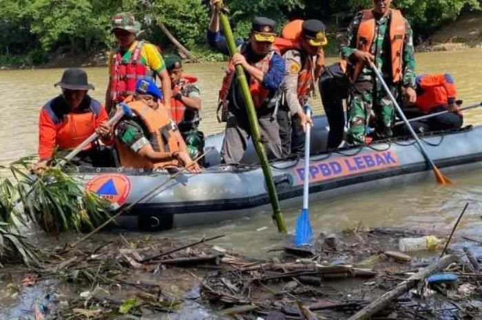 Kodim 0603 dan Polres di Lebak Arungi Sungai Ciujung, Berhasil Angkut 1 Ton Sampah 1 Kodim 0603 dan Polres di Lebak Arungi Sungai Ciujung, Berhasil Angkut 1 Ton Sampah