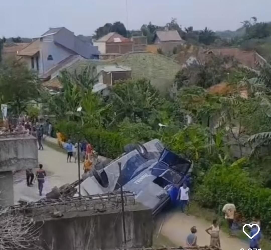 Kecelakaan PO New Shantika di Jalan Tol Trans Jawa KM 320, Bodi Bus Terbelah dan Tubuh Korban Terjepit