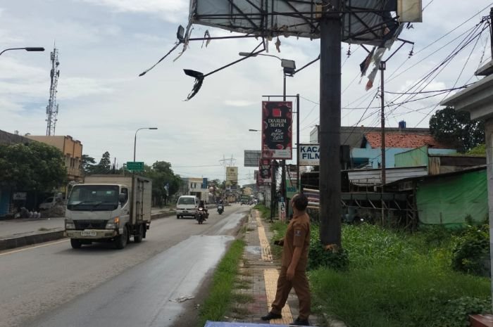 Timpa Angkot hingga Rusak Parah, Pemkab Serang Bakal Panggil Pemilik Papan Reklame Tidak Berizin