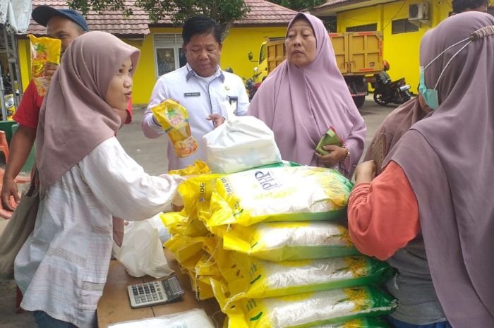 Sudah 6 Bulan Harga Beras Naik Terus, Warga Kragilan Kabupaten Serang Berebut di Operasi Pasar 1 Sudah 6 Bulan Harga Beras Naik Terus, Warga Kragilan Kabupaten Serang Berebut di Operasi Pasar