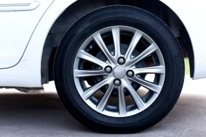 Tips Agar Kondisi Ban Mobil Aman Saat Berkendara di Jalan Licin, Nomor 4 Bisa Hindari Aquaplaning