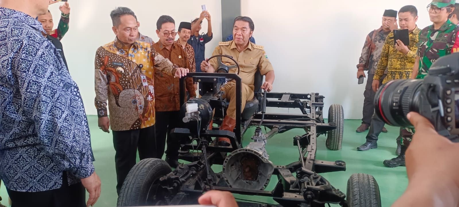 Pj Gubernur Banten Al Muktabar Resmikan 3 SMK di Kota Serang