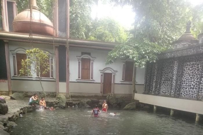 Kolam Batu Quran, Pemandian Segar dan Mitos Masyarakat yang Melegenda 4 Kolam Batu Quran, Pemandian Segar dan Mitos Masyarakat yang Melegenda