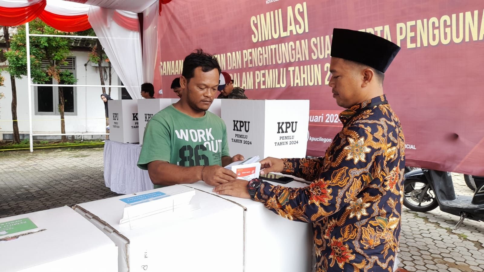 Waktu Pencoblosan Habiskan Waktu 5 Menit, Warga Akui Prosesnya Ribet saat Simulasi Tungsura di KPU Kota Cilegon 9 Waktu Pencoblosan Habiskan Waktu 5 Menit, Warga Akui Prosesnya Ribet saat Simulasi Tungsura di KPU Kota Cilegon