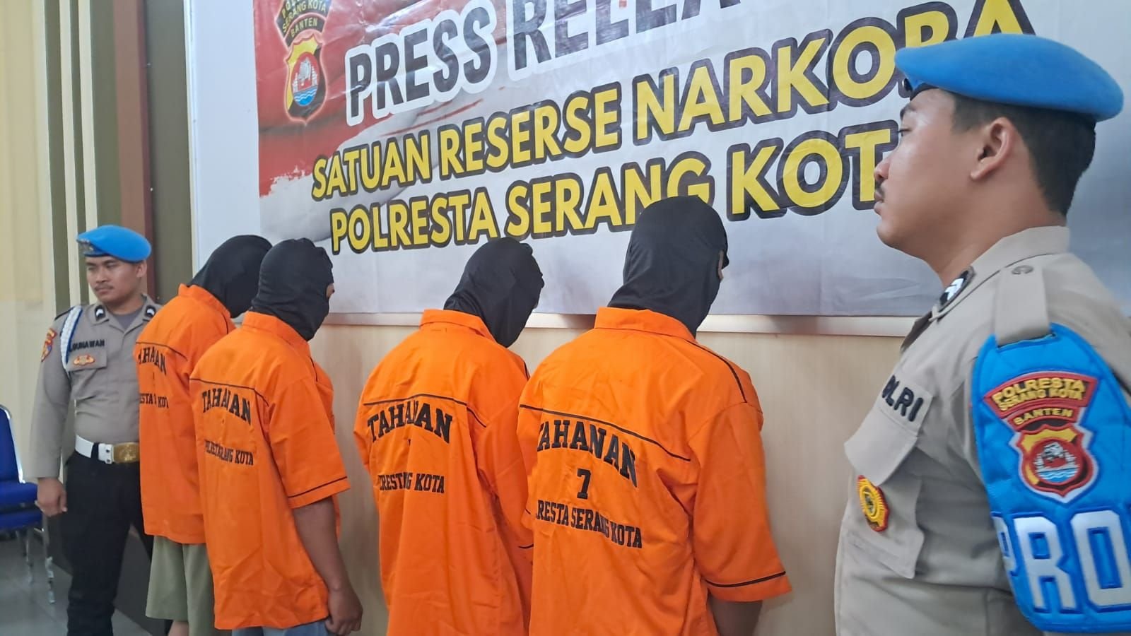 Polresta Serang Kota Selamatkan 1.200 Orang dari Bahaya Narkoba, Dari 6 Pelaku yang Dibekuk Ternyata Mayoritas Bukan Warga Serang 2 Polresta Serang Kota Selamatkan 1.200 Orang dari Bahaya Narkoba, Dari 6 Pelaku yang Dibekuk Ternyata Mayoritas Bukan Warga Serang