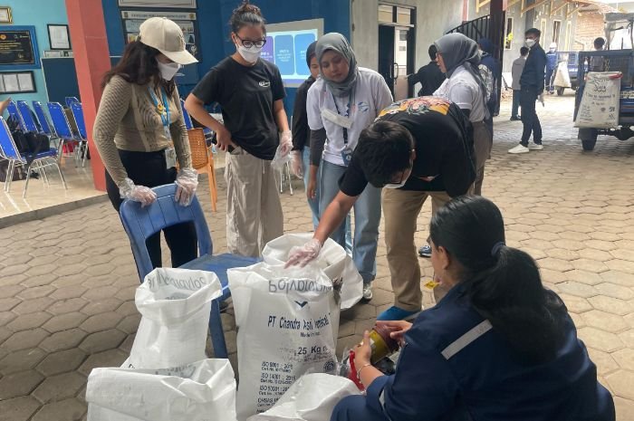 Mundur Wir, 30 Mahasiswa Asal 6 Negara Belajar Industri Pengelolaan Sampah Milik Chandra Asri Group 10 Mundur Wir, 30 Mahasiswa Asal 6 Negara Belajar Industri Pengelolaan Sampah Milik Chandra Asri Group
