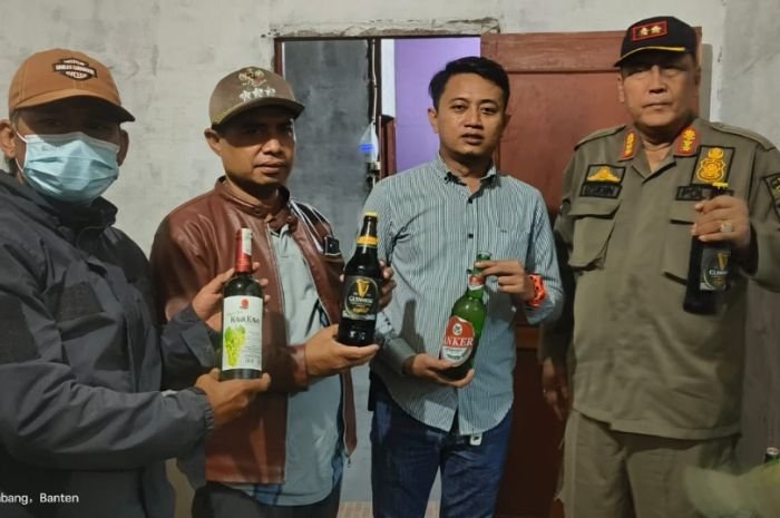 Tampilan Luar Warung Jamu, Saat Digeledah Satpol PP Kota Cilegon Ternyata Gudang Miras 8 Tampilan Luar Warung Jamu, Saat Digeledah Satpol PP Kota Cilegon Ternyata Gudang Miras