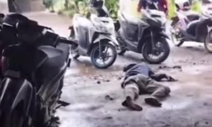 Pergoki Pacar Dibonceng Orang Lain, Pria Ini Nangis Kejer Hingga Guling-guling di Pinggir Jalan 1 Pergoki Pacar Dibonceng Orang Lain, Pria Ini Nangis Kejer Hingga Guling-guling di Pinggir Jalan