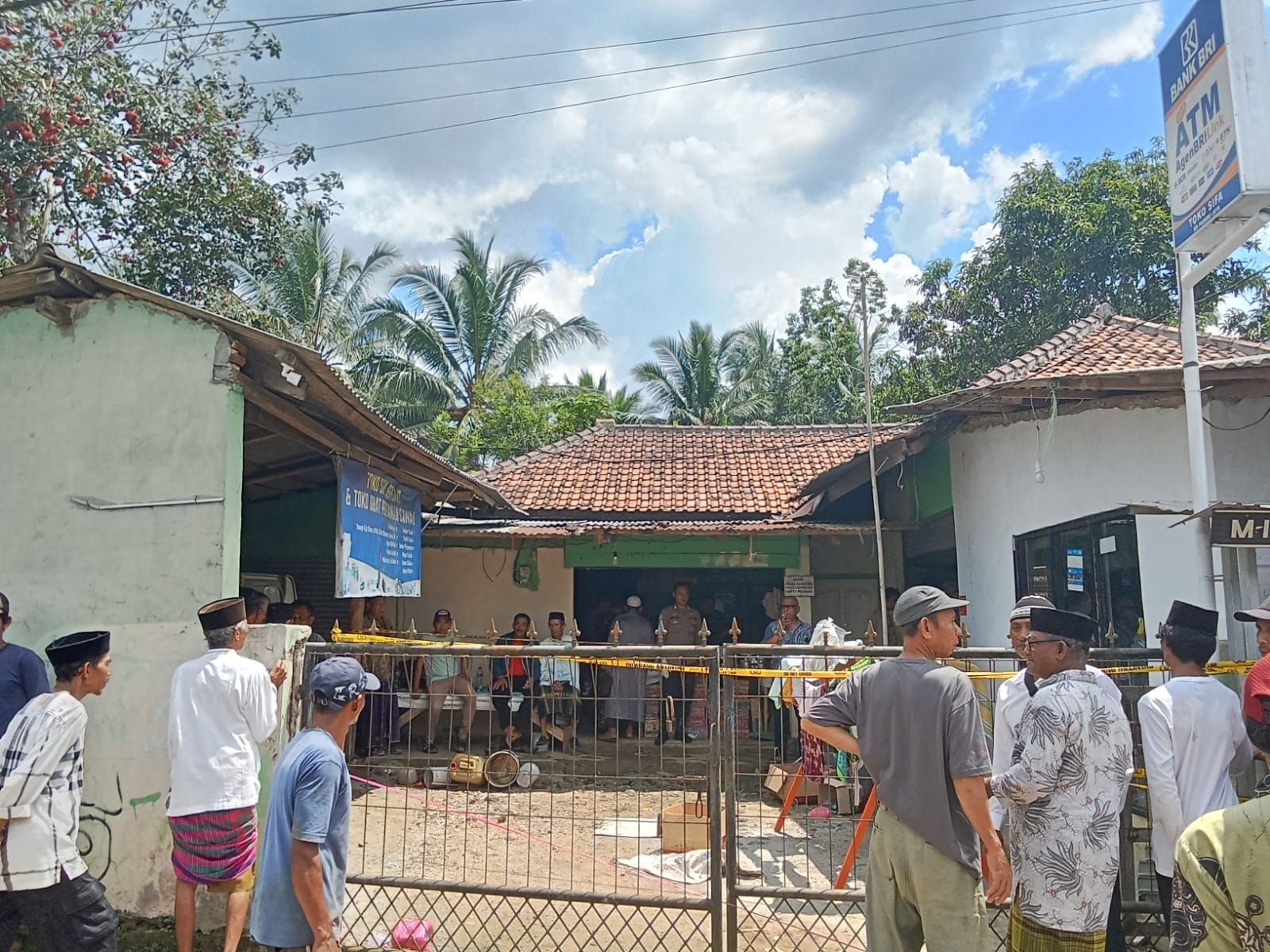 Pemilik Toko Kelontong di Pandeglang Bikin Heboh Usai Ditemukan Tewas di Siang Bolong, Bagian Leher Terluka 1 Pemilik Toko Kelontong di Pandeglang Bikin Heboh Usai Ditemukan Tewas di Siang Bolong, Bagian Leher Terluka
