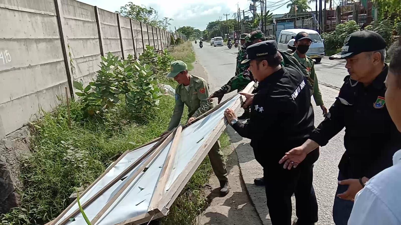 Masa Tenang Kampanye, Camat Ciwandan Pastikan Lingkungan Bebas dari APK 3 Masa Tenang Kampanye, Camat Ciwandan Pastikan Lingkungan Bebas dari APK