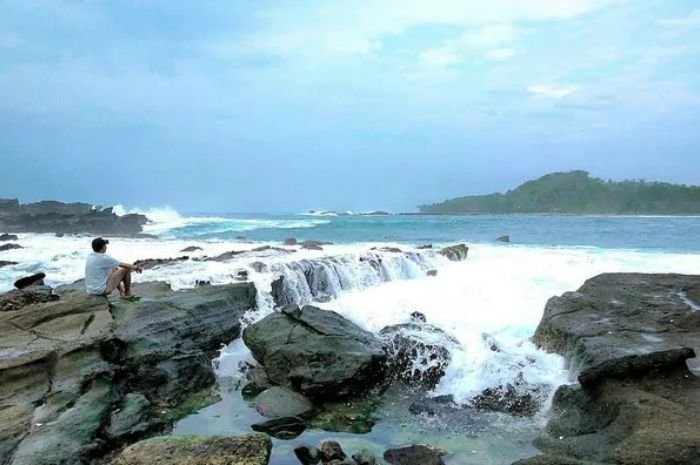 Menikmati Keindahan Pantai Karang Taraje, Surga yang Jatuh di Kabupaten Lebak