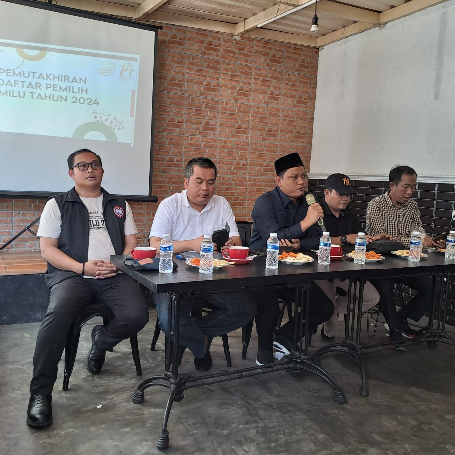 Satu Hari Jelang Pencoblosan, KPU Banten Pastikan Logistik Pemilu Sudah Terdistribusikan 10 Satu Hari Jelang Pencoblosan, KPU Banten Pastikan Logistik Pemilu Sudah Terdistribusikan