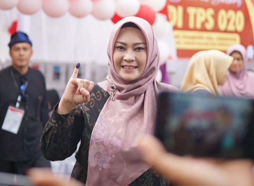 Meski dalam Kondisi Sakit, Bupati Pandeglang Irna Narulita Tetap Nyoblos di TPS 20