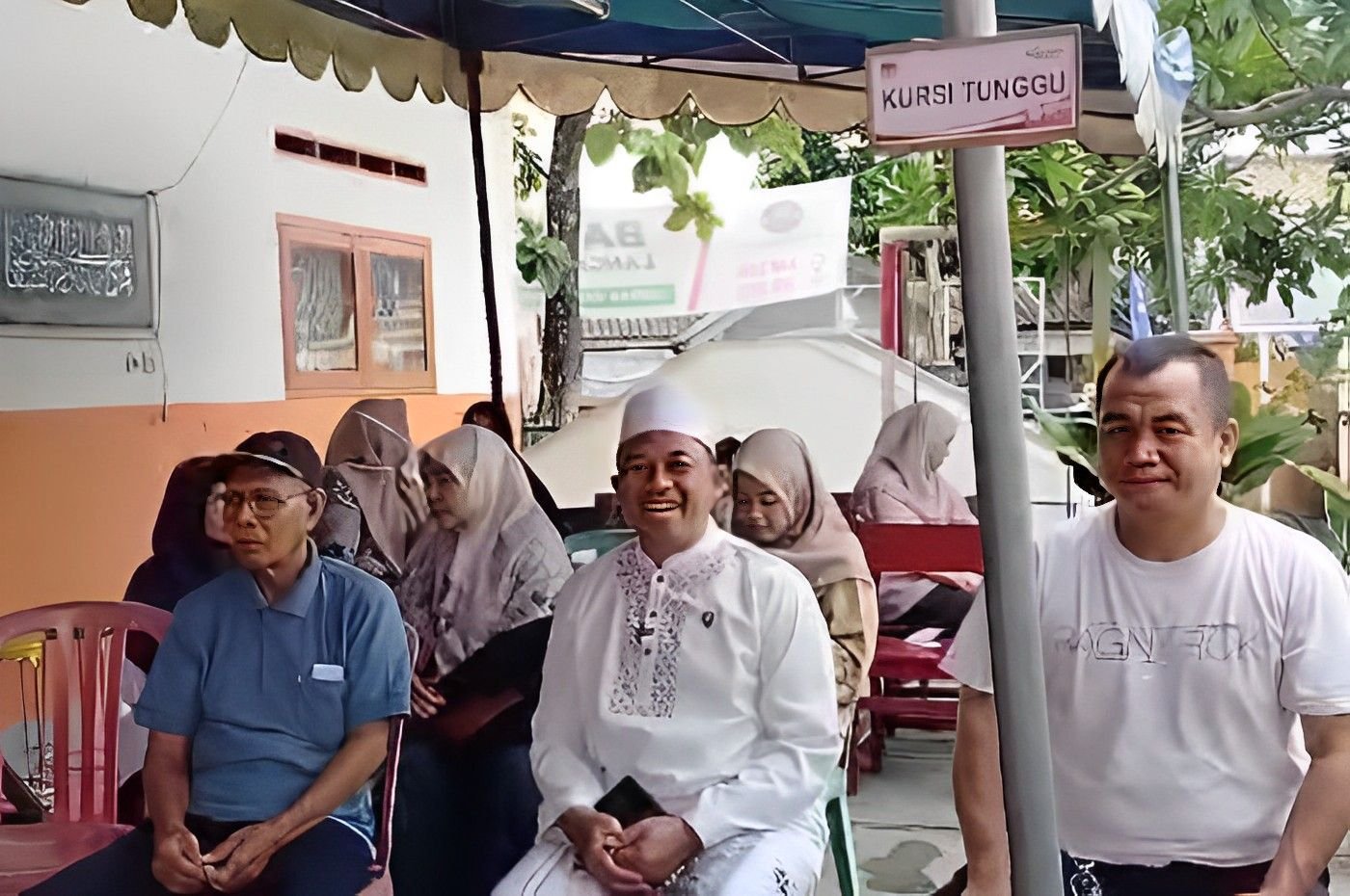 Masih Sarungan, Wakil Walikota Cilegon Sanuji Pentamarta datang ke TPS Jam Tujuh Pagi 5 Masih Sarungan, Wakil Walikota Cilegon Sanuji Pentamarta datang ke TPS Jam Tujuh Pagi