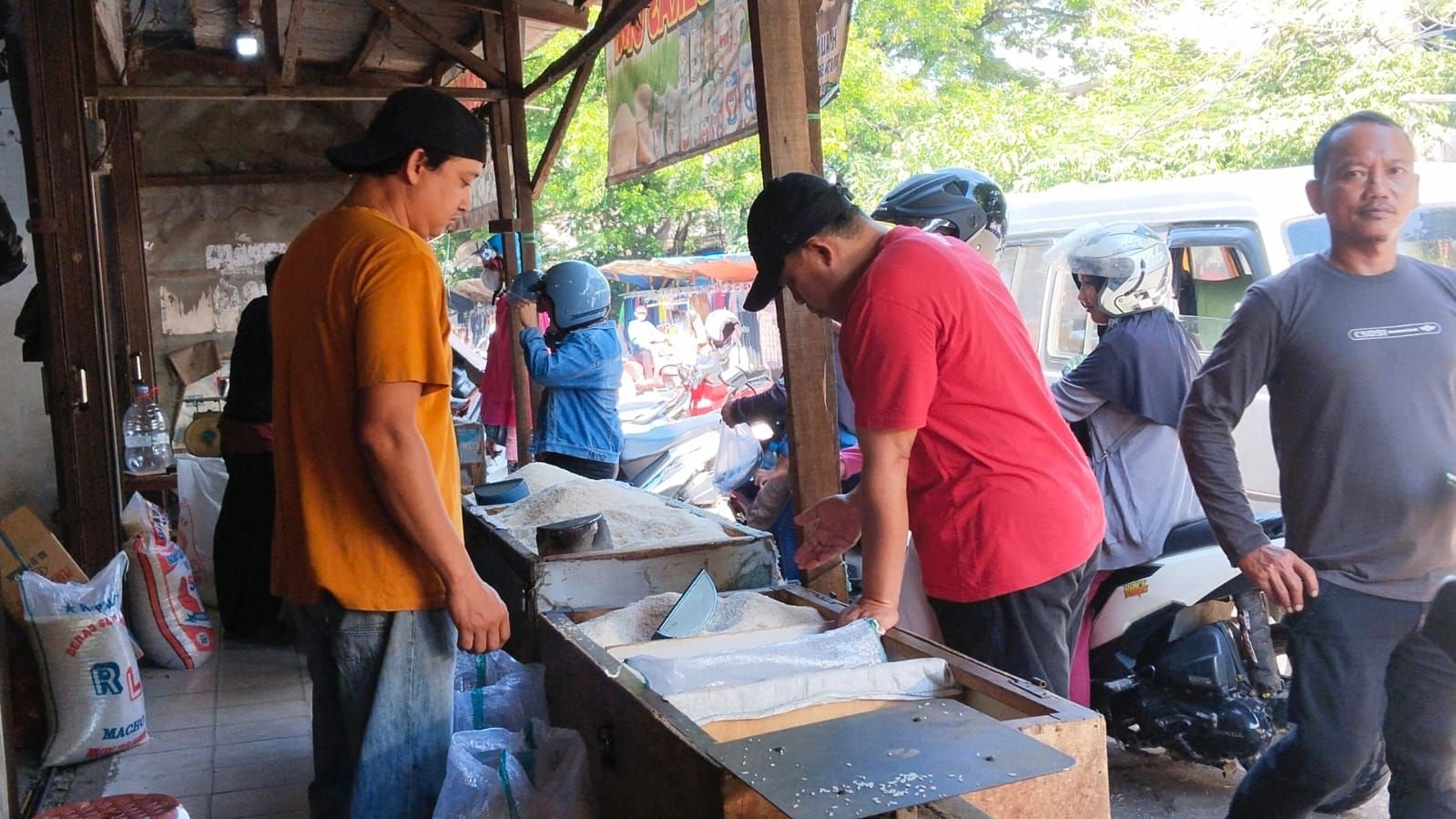 Meski Harga Lebih Murah, Pedagang Beras di Pasar Kranggot Tak Mau Jualan Beras Bulog 4 Meski Harga Lebih Murah, Pedagang Beras di Pasar Kranggot Tak Mau Jualan Beras Bulog