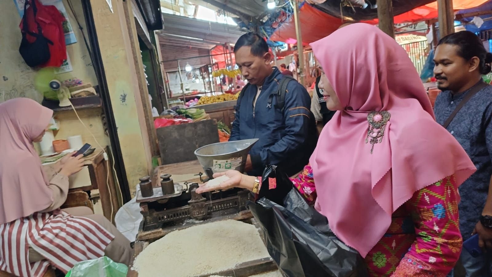 Pengakuan Pedagang Beras Pasar Kranggot Ogah Jual Beras SPHP Bulog ... Ini Dikarenakan.... 3 Pengakuan Pedagang Beras Pasar Kranggot Ogah Jual Beras SPHP Bulog ... Ini Dikarenakan....