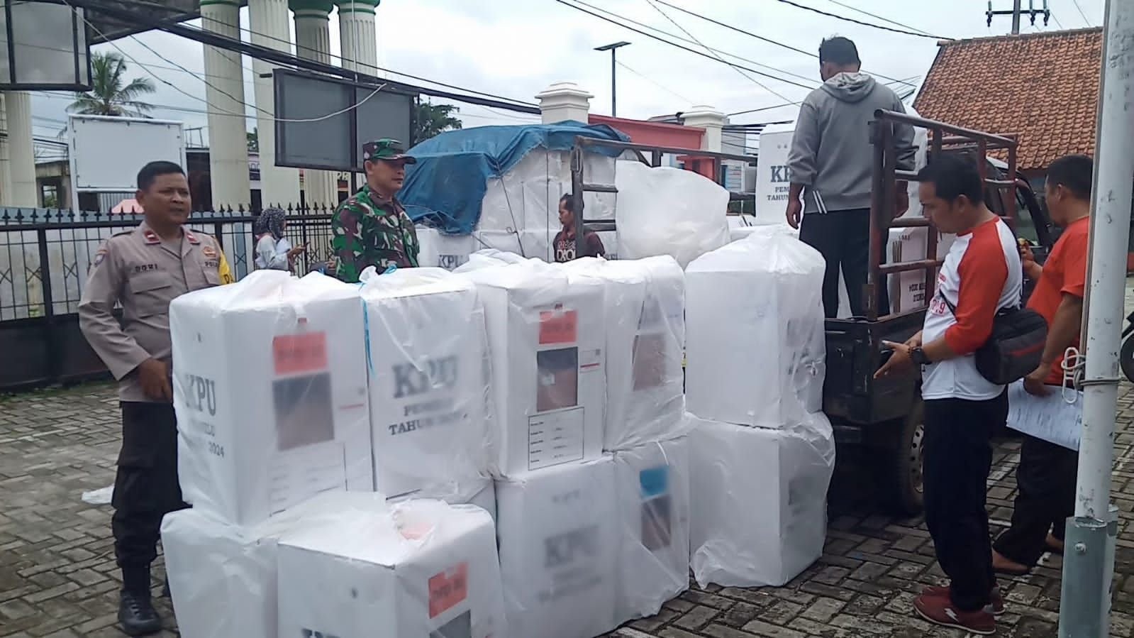 PPK di Pandeglang Mulai Tarik Logistik Kotak Suara dari TPS 1 PPK di Pandeglang Mulai Tarik Logistik Kotak Suara dari TPS