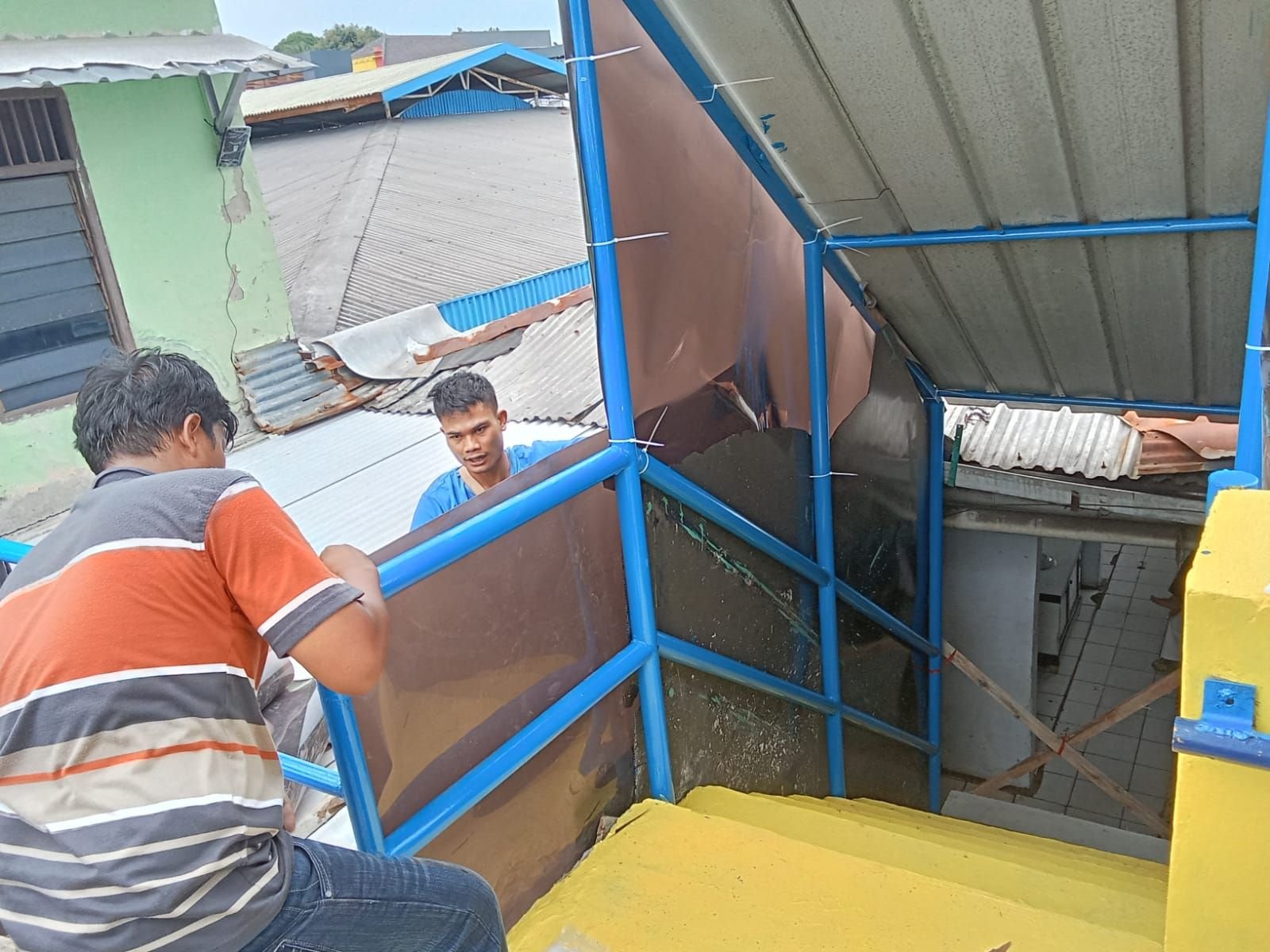 Gerah Melihat Kondisi Tangga di Pasar Badak Pandeglang Rusak, Perusahaan Ini Inisiatif Perbaiki dengan Program CSR 5 Gerah Melihat Kondisi Tangga di Pasar Badak Pandeglang Rusak, Perusahaan Ini Inisiatif Perbaiki dengan Program CSR