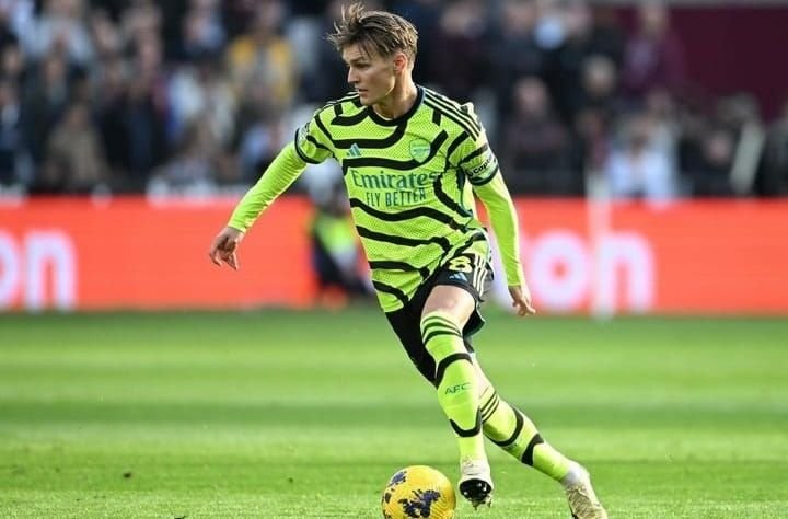 Hujan Gol Laga Burnley vs Arsenal, Meriam London Kuntit Liverpool di Klasmen Sementara