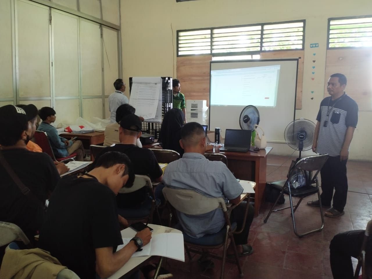 Jaringan Sirekap Error, Rekapitulasi Penghitungan Suara Pemilu 2024 di PKK Serang Molor 1 Jaringan Sirekap Error, Rekapitulasi Penghitungan Suara Pemilu 2024 di PKK Serang Molor