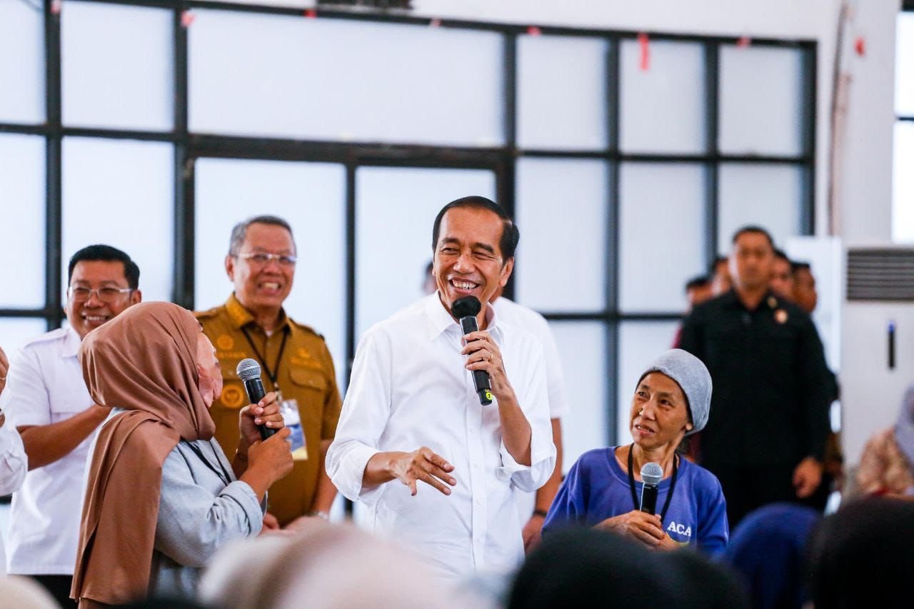 Presiden Jokowi Bagi-bagi Bantuan Cadangan Beras Pemerintah di Serpong