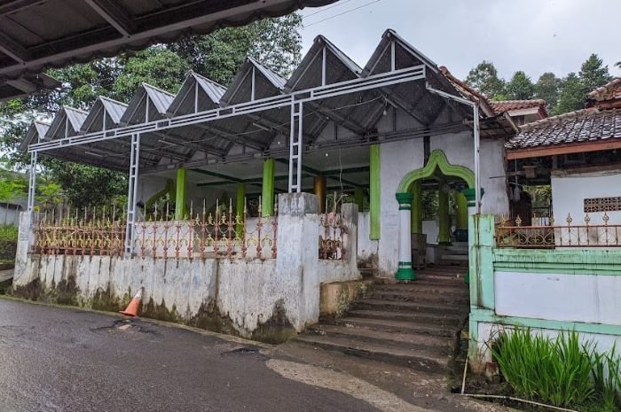 Full Ketenangan Batin, 3 Wisata Religi Ziarah di Kabupaten Pandeglang Ini Wajib Kamu Kunjungi 1 Full Ketenangan Batin, 3 Wisata Religi Ziarah di Kabupaten Pandeglang Ini Wajib Kamu Kunjungi