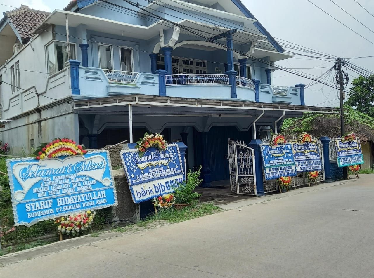 Belum Ada Pengumuman KPU, Rumah Caleg DPRD Kota Cilegon Dibanjiri Karangan Bunga Ucapan Selamat 2 Belum Ada Pengumuman KPU, Rumah Caleg DPRD Kota Cilegon Dibanjiri Karangan Bunga Ucapan Selamat