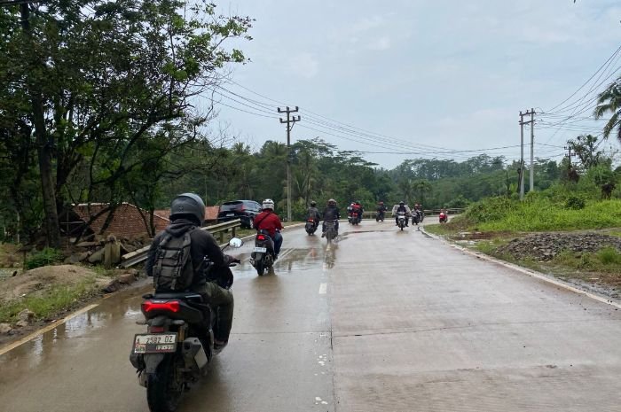 Buat Pengendara Motor, Simak 4 Tips Melewati Genangan Air Supaya Tidak Tiba-tiba Mogok