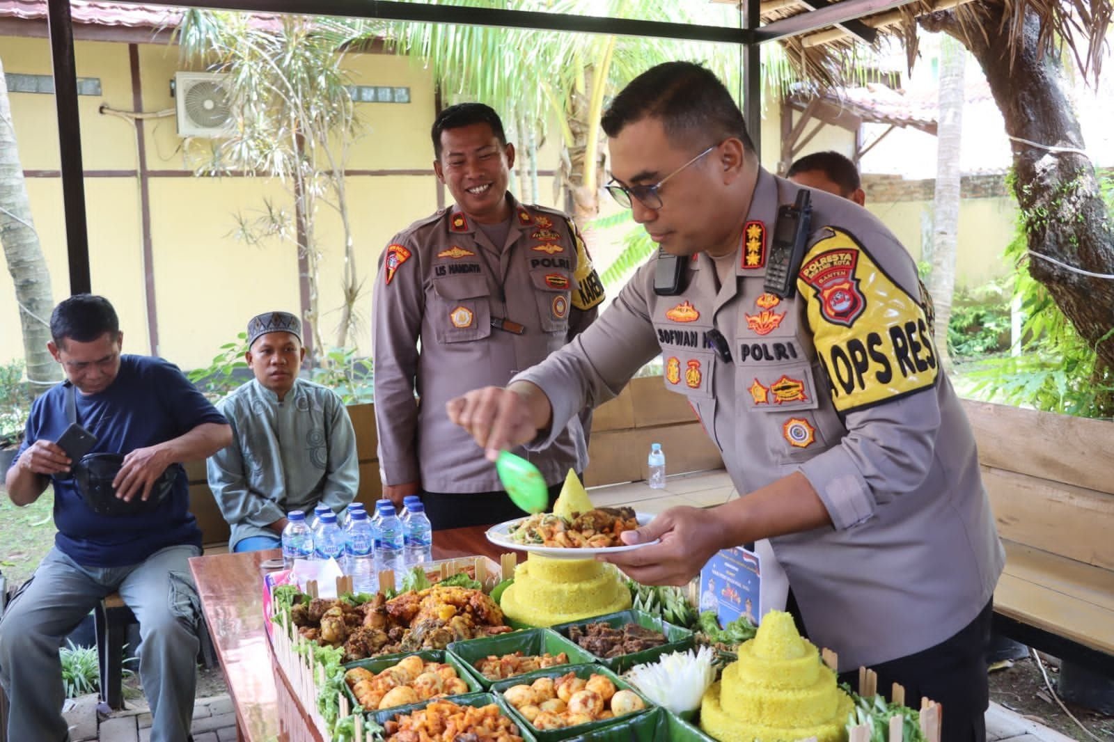 Potong Tumpeng, Kapolresta Serang Kota Rayakan Hari Pers Nasional Bersama Awak Media 1 Potong Tumpeng, Kapolresta Serang Kota Rayakan Hari Pers Nasional Bersama Awak Media