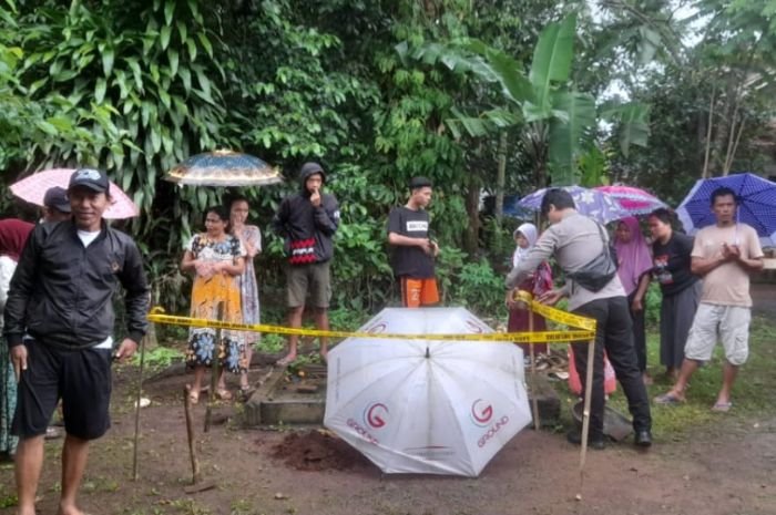 Hampir 1 Bulan, Pelaku yang Kubur Jasad Bayi di Belakang Rumah Warga di Kabupaten Serang Belum Juga Terungkap 1 Hampir 1 Bulan, Pelaku yang Kubur Jasad Bayi di Belakang Rumah Warga di Kabupaten Serang Belum Juga Terungkap