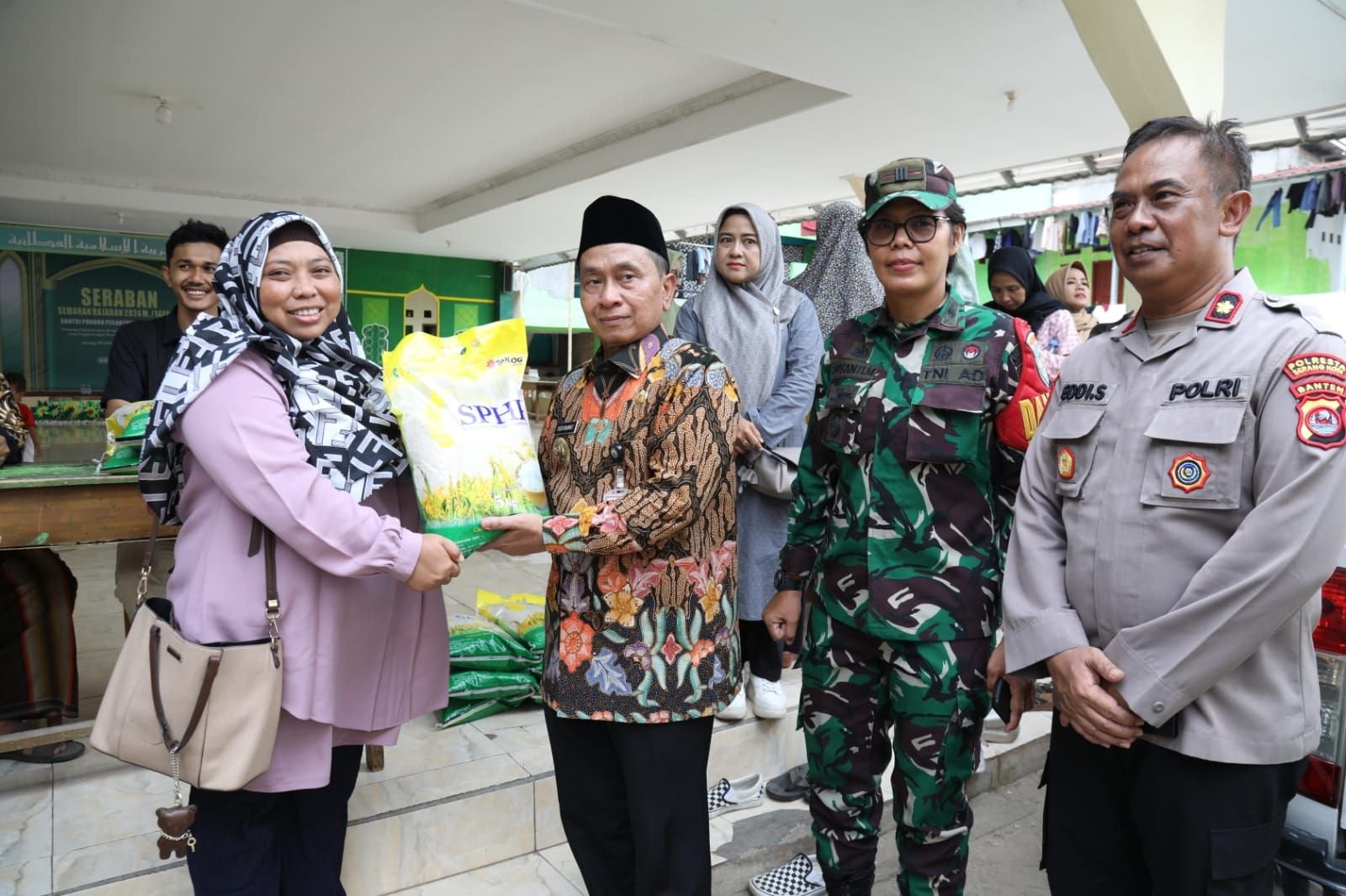 Secepat Kilat, 3,5 Ton Beras Ludes Diborong Warga Kota Serang Dalam Operasi Pasar